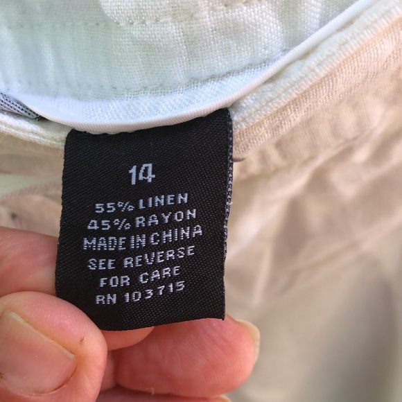 Excellent condition. White 55% linen capris. Very cool summer pants. Size 14 - Picture 2 of 6